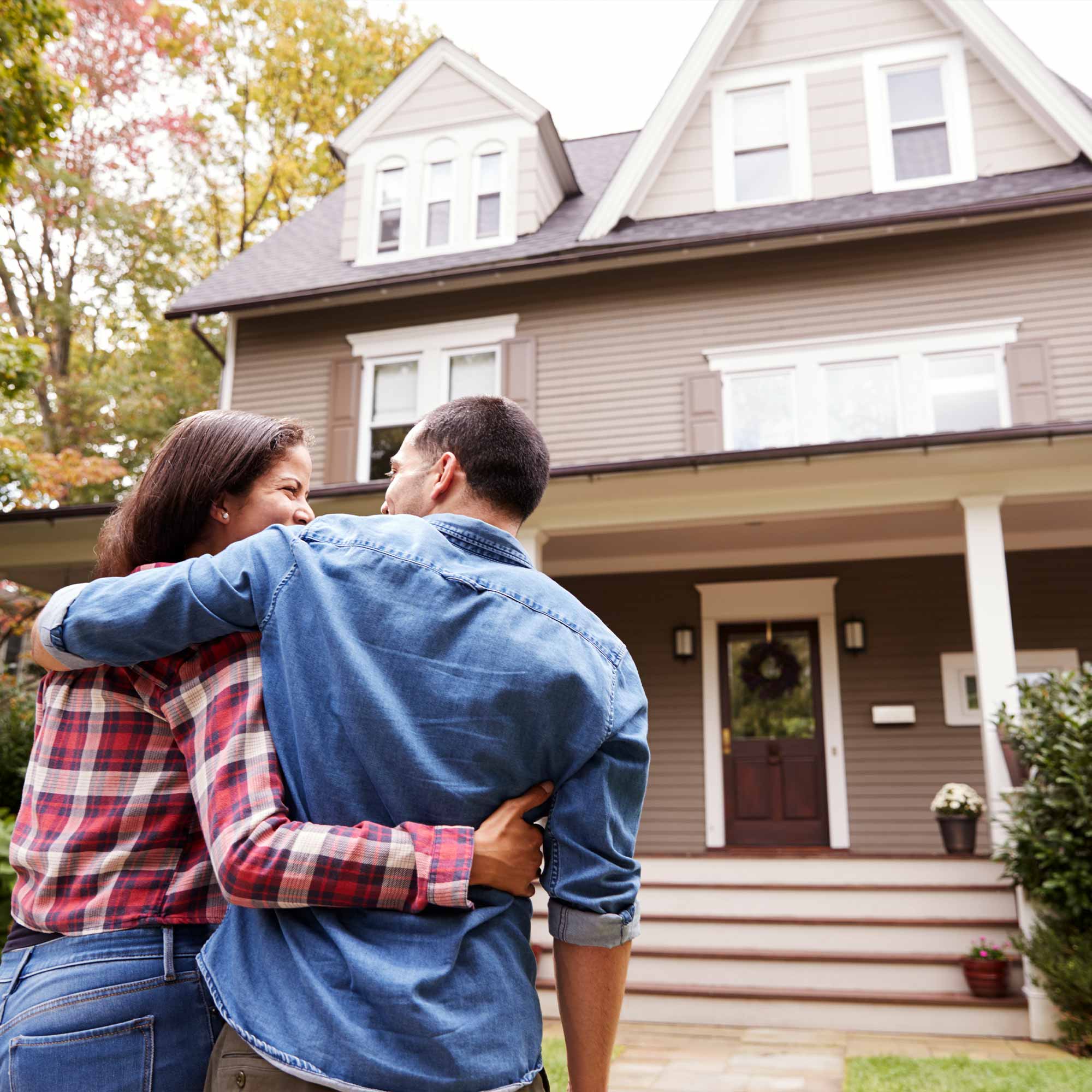 couple_looking_at_house_smiling